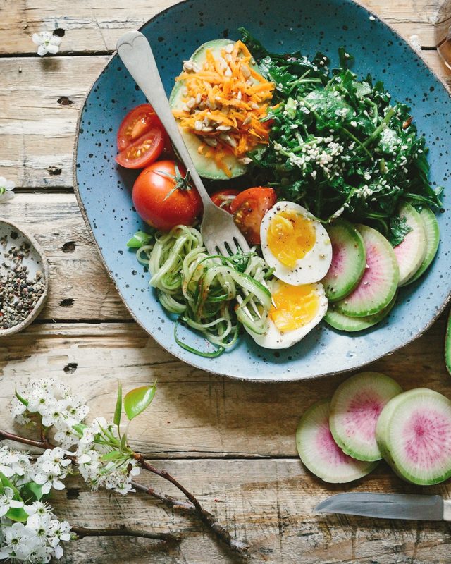 Norfolk chicken with garden greens, egg and avocado in a Mera Pets bowl
